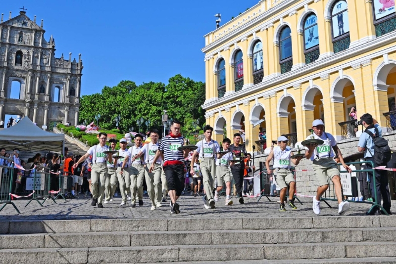 一眾酒店及餐廳代表手持托盤比拼速度及穩(wěn)定度。