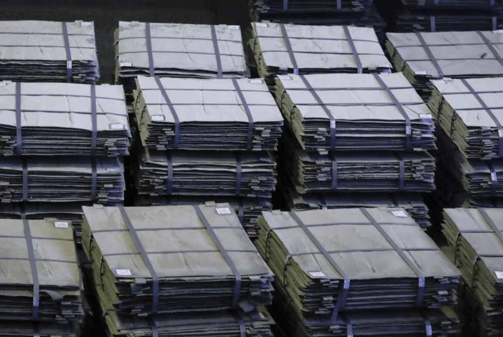 俄羅斯摩爾曼斯克地區(qū)蒙切戈爾斯克鎮(zhèn)科拉礦業(yè)冶金公司(Kola MMC) 的鎳片 俄羅斯摩爾曼斯克地區(qū)蒙切戈爾斯克鎮(zhèn)科拉礦業(yè)冶金公司(Kola MMC) 的鎳片