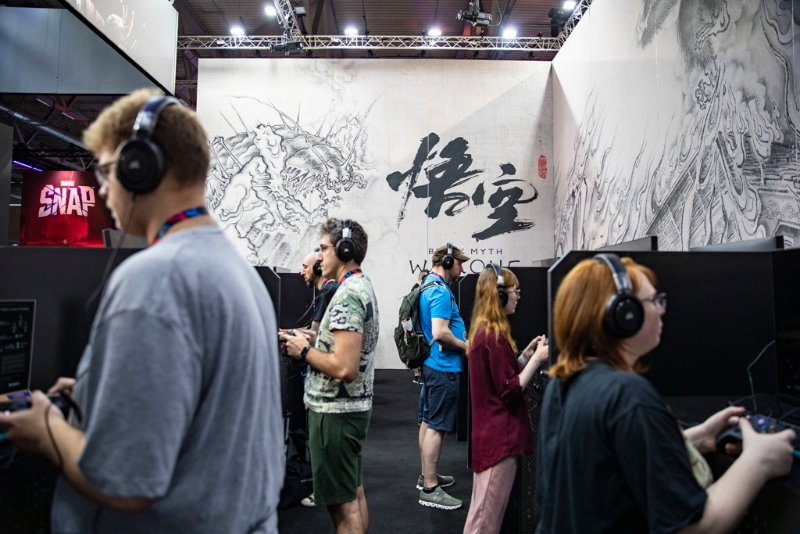 歐美玩家在游戲展上的游戲科學(xué)攤位試玩《黑悟空》游戲。新華社