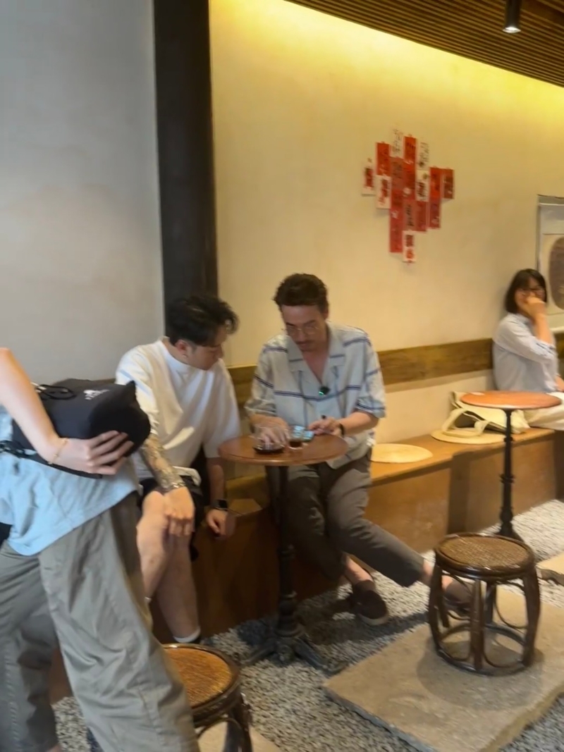 陳豪把手機(jī)放在桌上與另一名工作人員一齊看手機(jī)及研究拍攝詳情，看來(lái)陳豪的老花越來(lái)越嚴(yán)重。