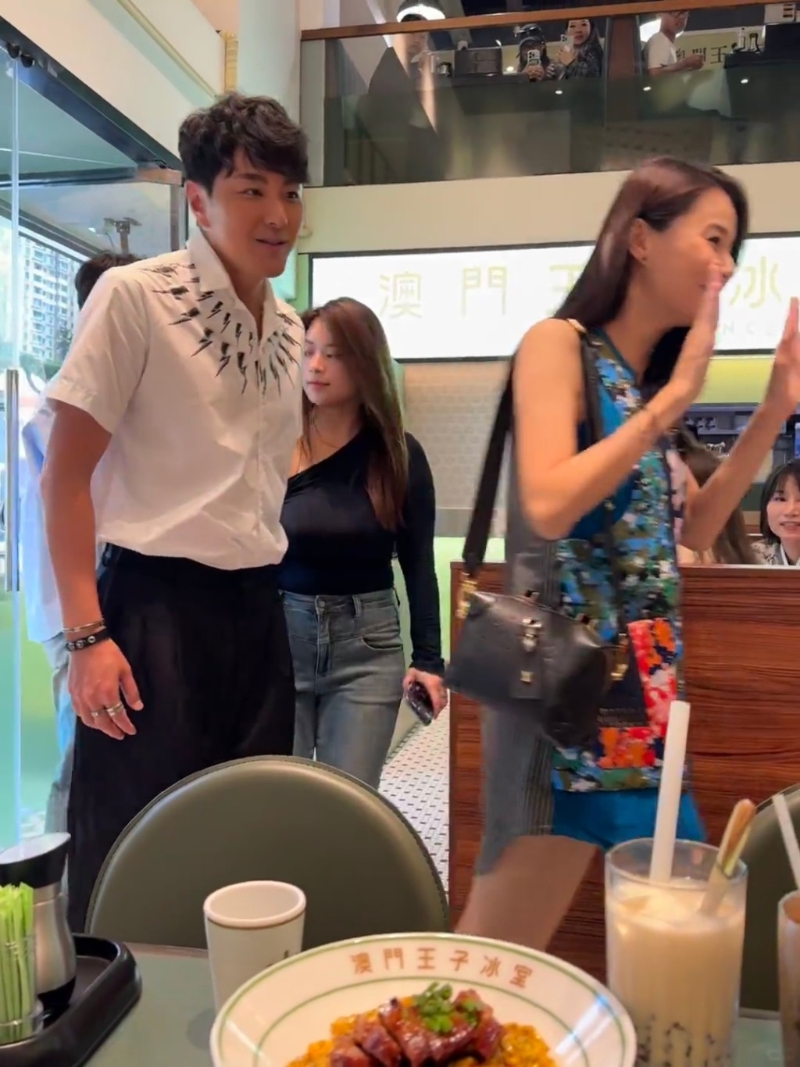 身穿彩藍色碎花松身裙的黃翠如，上圍豐滿、肚子明顯比之前又圓又凸。