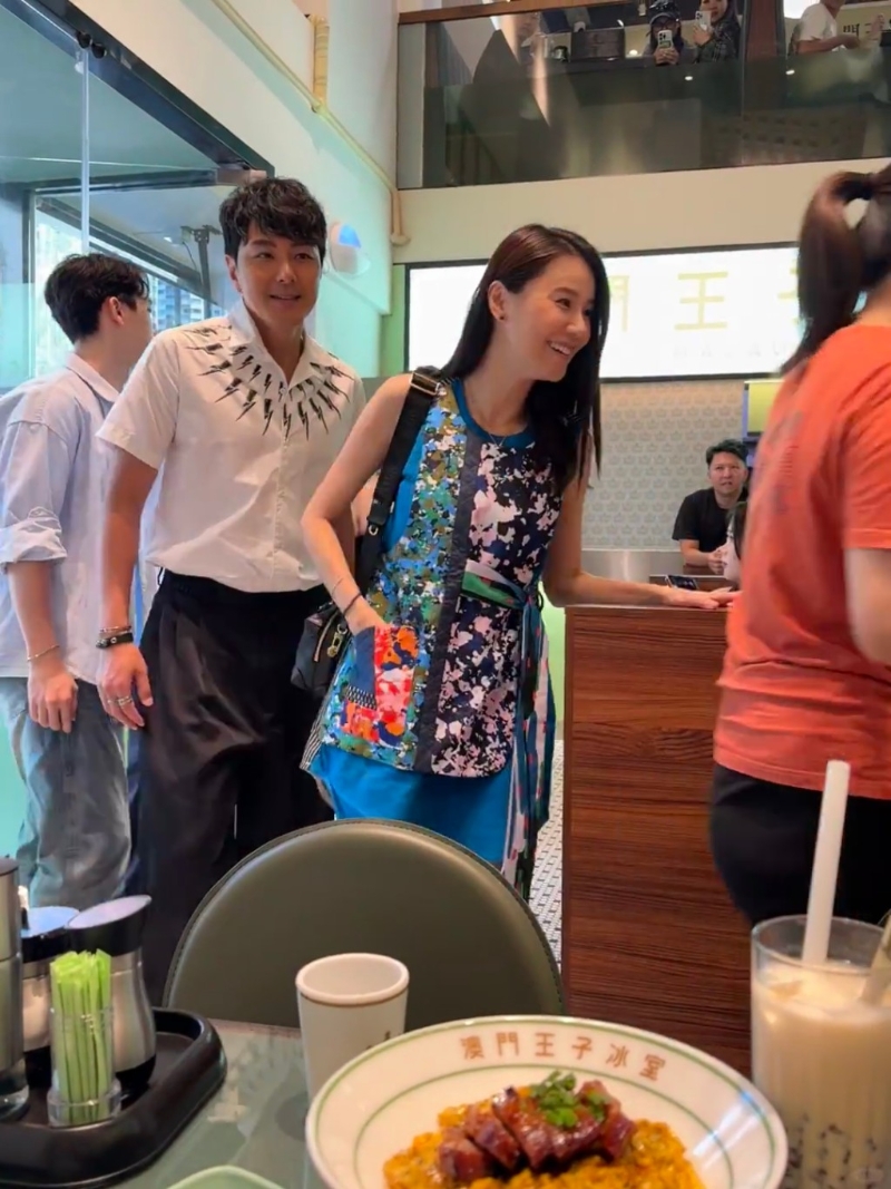 他們經(jīng)過狹窄的通道時，蕭正楠即警覺性輕扶老婆背脊。