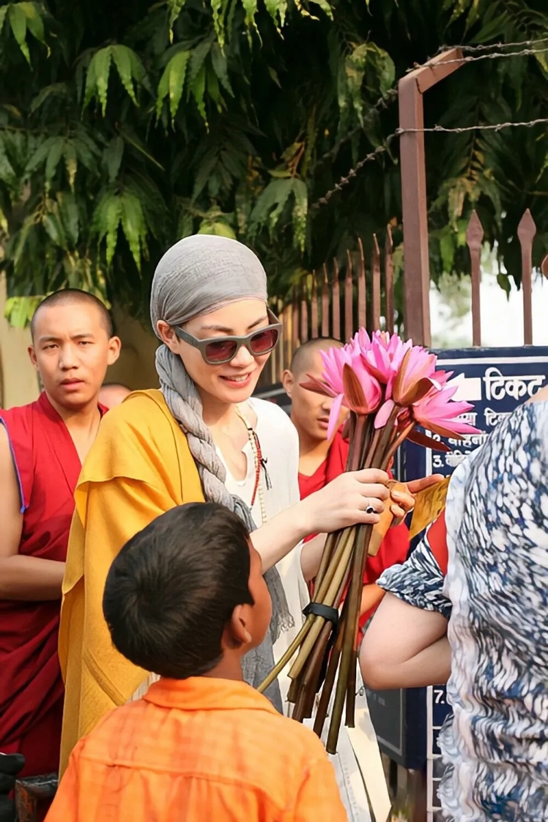 王菲穿上法衣到印度朝圣，參加佛教活動。