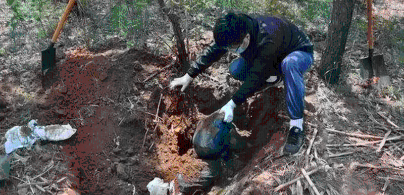 警方調(diào)查民工發(fā)現(xiàn)的發(fā)臭膠袋，發(fā)現(xiàn)內(nèi)藏女性尸塊。