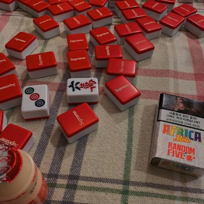 在生活照上試過(guò)被拍到煙盒。