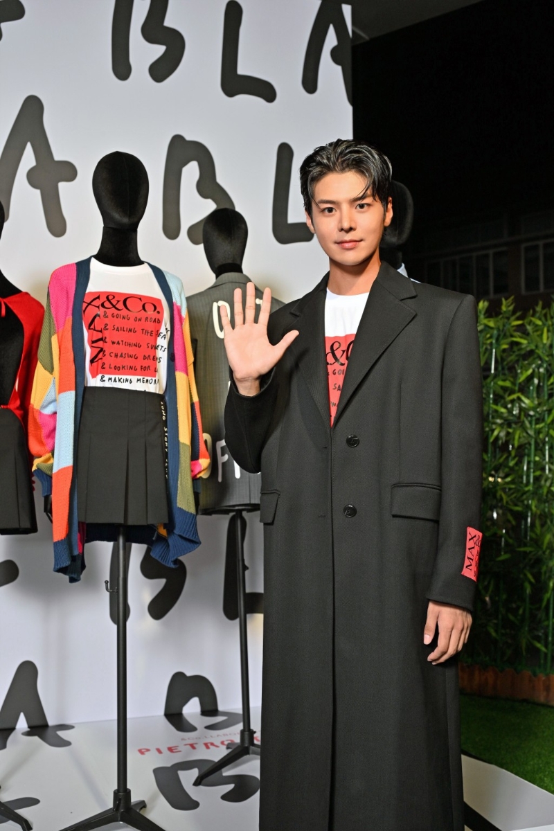 韓國男星厲云身穿品牌與意大利藝術家Pietro Terzini合推的BLABLABLA系列黑色長褸配T恤。