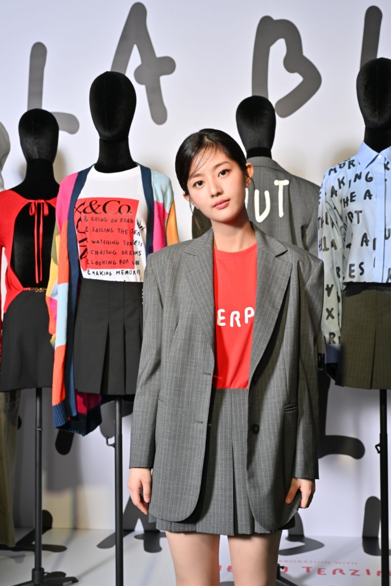 首次來港出席活動的申銀秀，穿上背后印有“離開辦公室”字樣的BLABLABL A系列西裝外套及短裙。