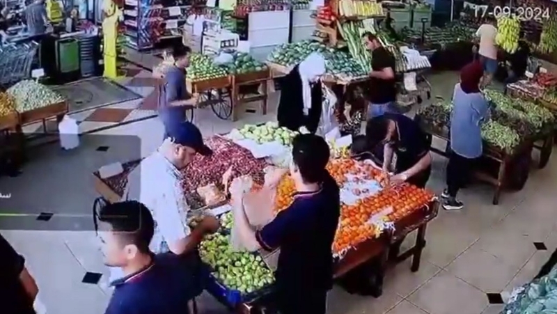 事發(fā)前，白衣男子在蔬果文件購(gòu)物。