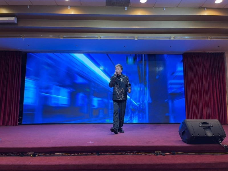 尹光上月8日抵達(dá)加拿大，即在當(dāng)?shù)亻_(kāi)騷，雖然溫哥華一站場(chǎng)地搞細(xì)，但尹光絕無(wú)欺場(chǎng)，穿上閃閃的黑色西裝獻(xiàn)唱，非常落力。