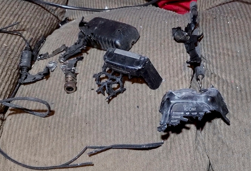 黎巴嫩多地18日發(fā)生手持式對講機爆炸案，裝置炸得支離破碎。