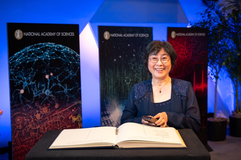 在美國國家科學(xué)院院士頒授儀式上簽名。