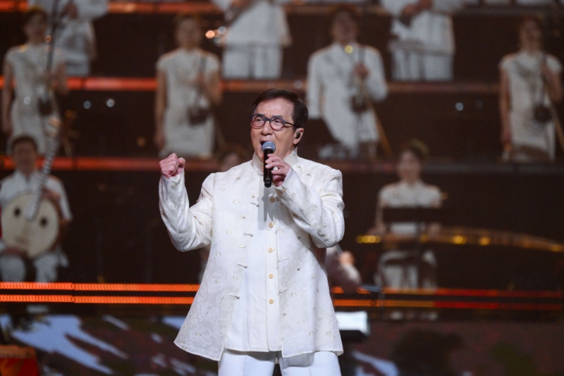 9月22日，成龍登場演出。