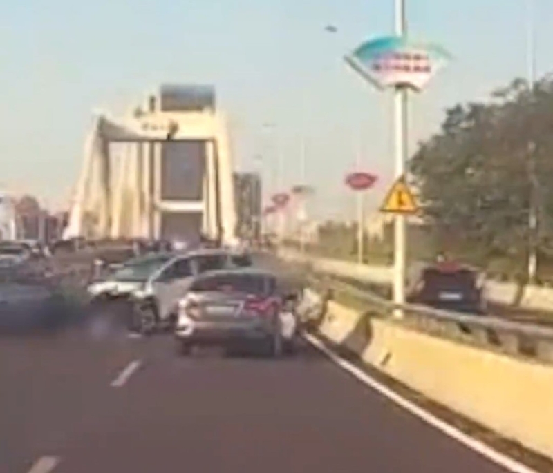 白色私家撞倒其他車輛。