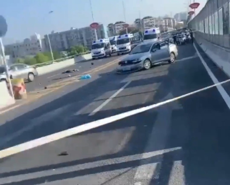 現(xiàn)場(chǎng)交通大受影響。