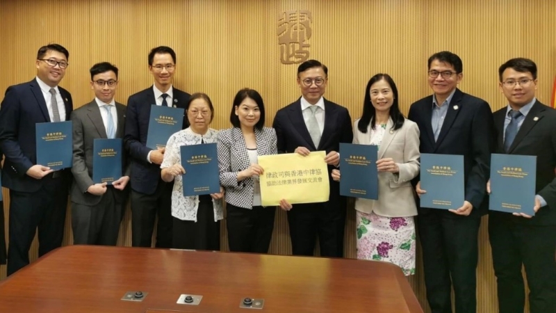 香港中律協(xié)理事及委員與律政司副司長(zhǎng)張國(guó)鈞(右4)進(jìn)行交流，就協(xié)助法律界發(fā)展反映意見。