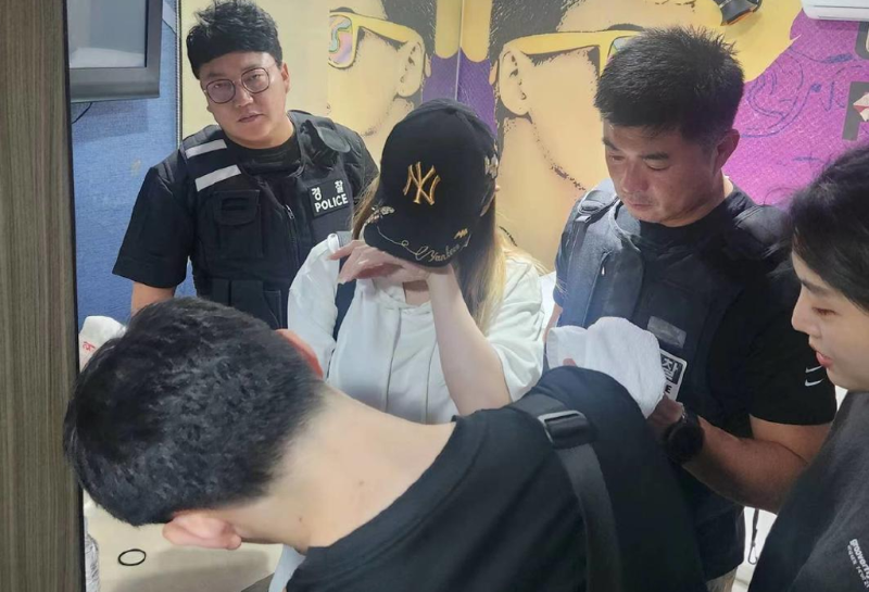 知情人提供的李娜被韓國警方抓捕后的現(xiàn)場照片。