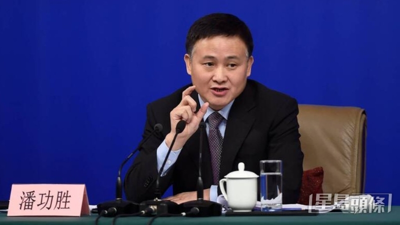 央行行長(zhǎng)潘功勝在會(huì)上表示，近期將下調(diào)存款準(zhǔn)備金率0.5個(gè)百分點(diǎn)，向金融市場(chǎng)提供長(zhǎng)期流動(dòng)性1萬億元人民幣。