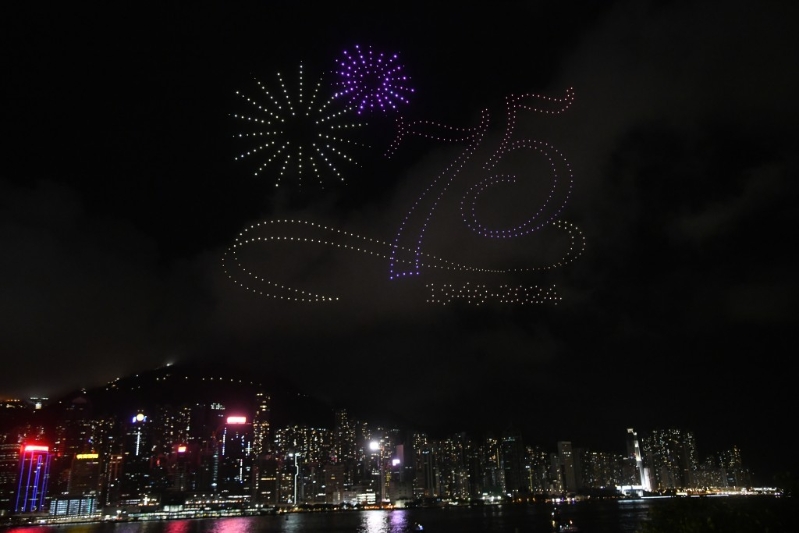 有2000多架無(wú)人機(jī)在空中組成國(guó)、75、鳳凰等圖案。 何健勇攝.jpg
