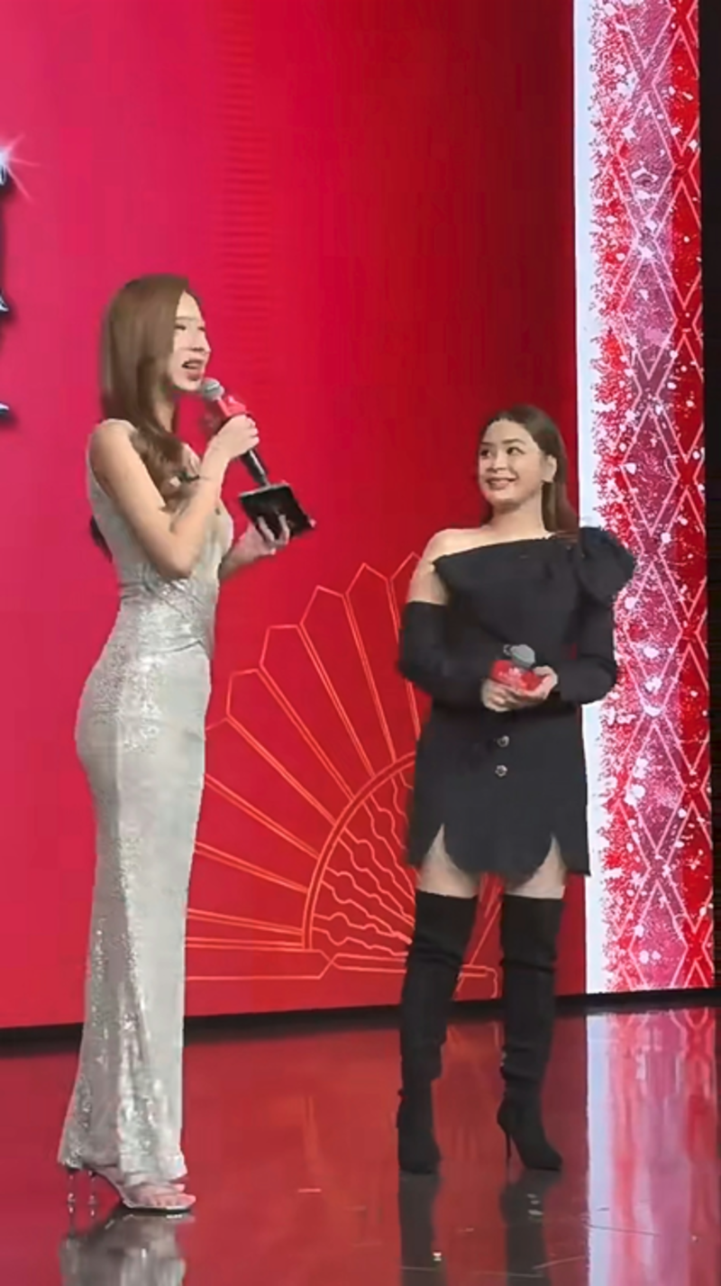 阿嬌站在女主持人旁，顯得嬌小、豐腴。（圖／微博）