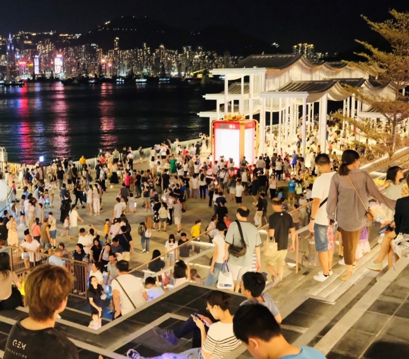 長沙灣海濱長廊公共空間設(shè)置打卡裝置和舉辦市集活動，共賀國慶。