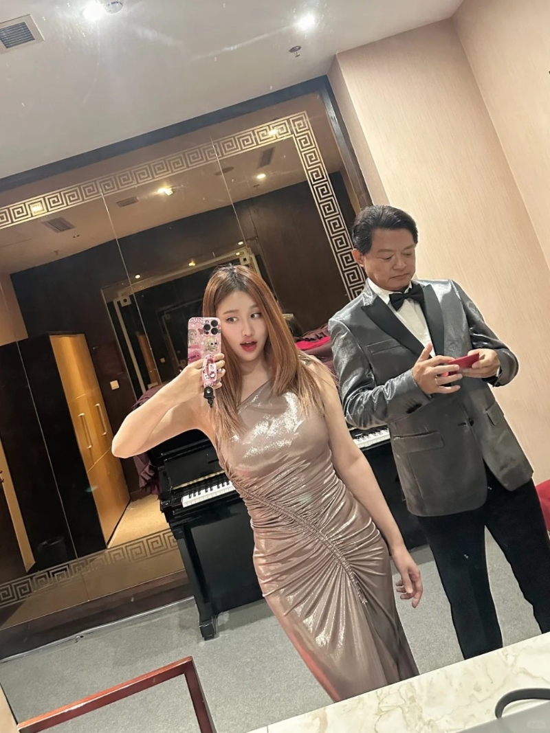 王冰冰日前與老公飛到甘肅敦煌演出。