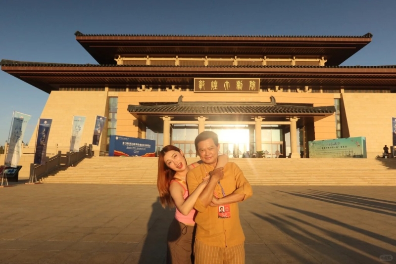 王冰冰在敦煌大劇院表演，演出前穿上一件紅色小背心，加上一個(gè)斜孭袋，令本來(lái)已豐滿的上圍更添逼爆感覺(jué)。