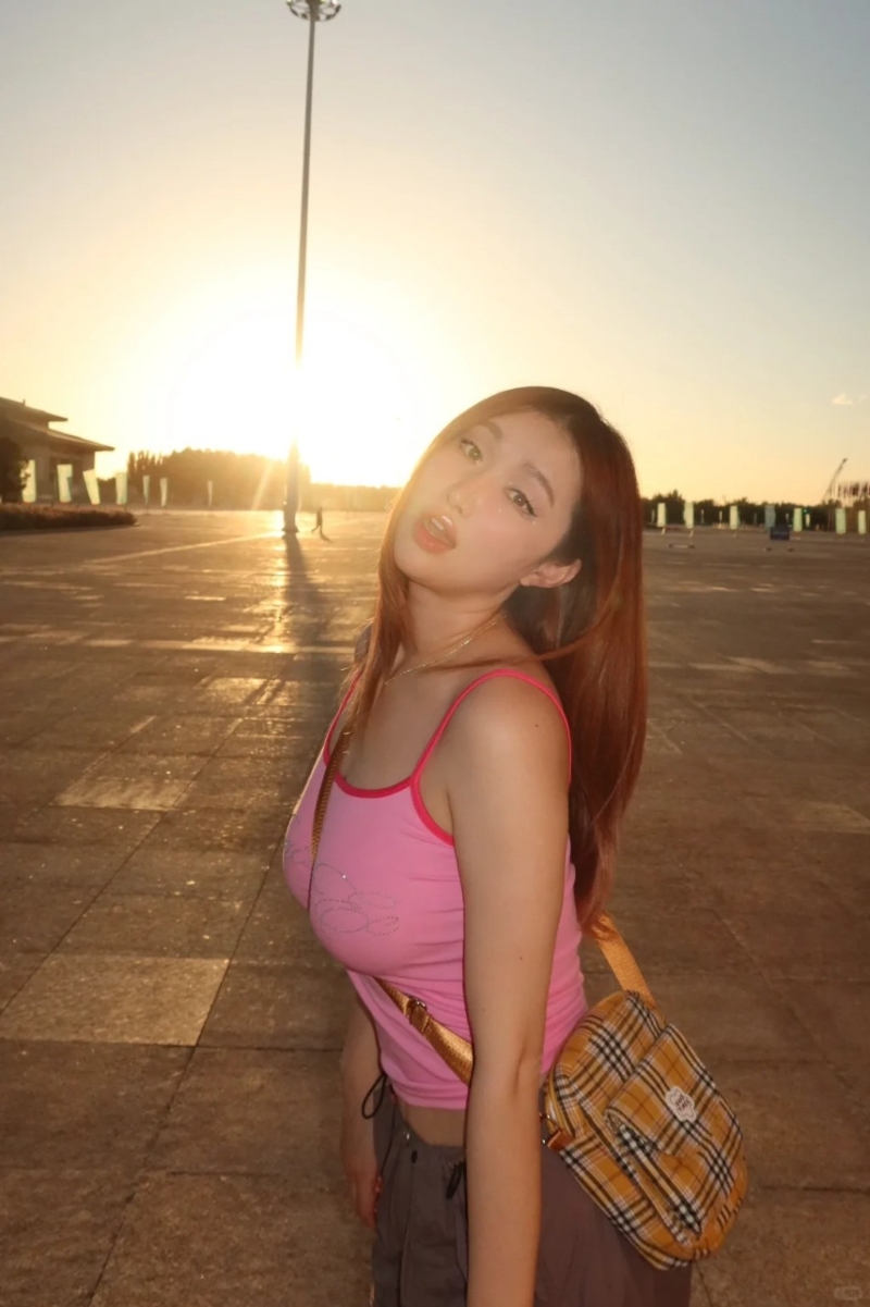 王冰冰更不停貼出側(cè)身拍攝的照片，視覺(jué)效果更強(qiáng)烈。