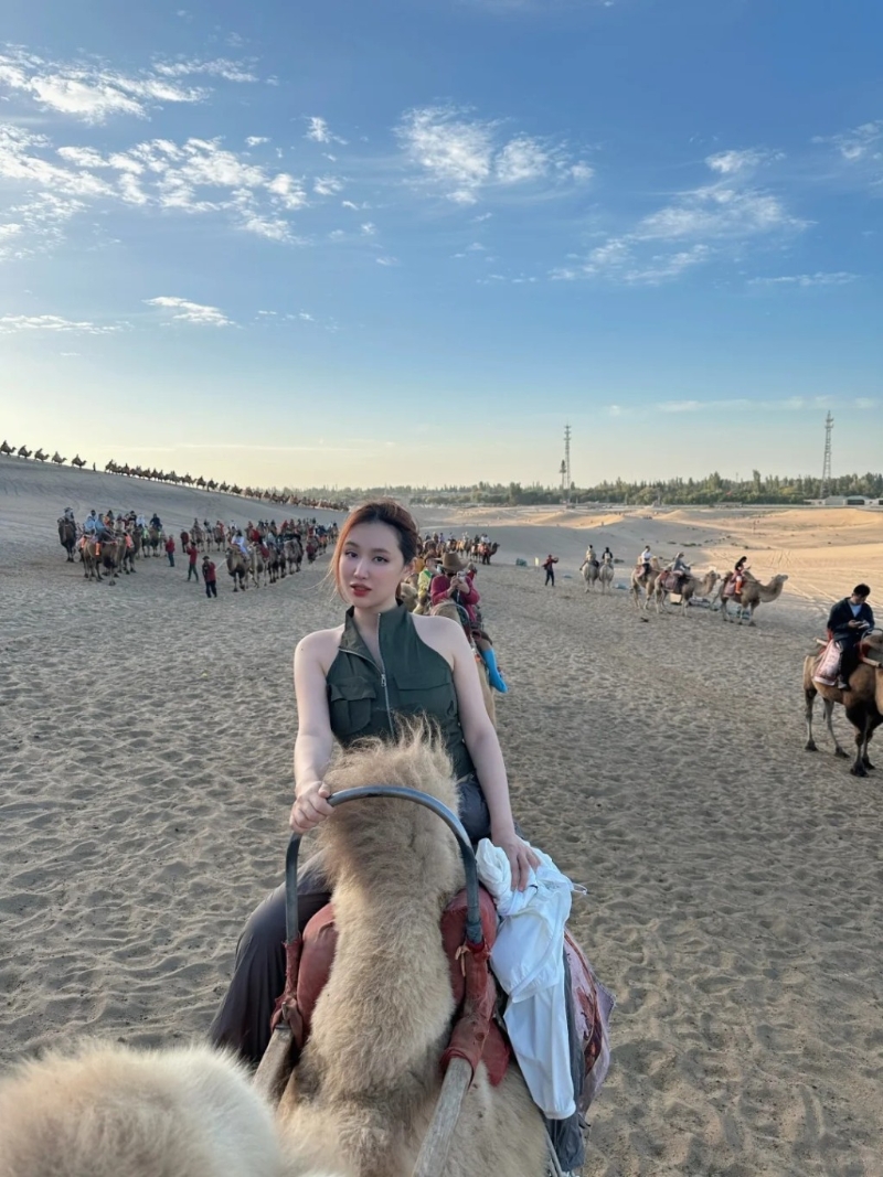 王冰冰還去騎了駱駝，坐在駱駝雙峰之間于沙漠中游走。
