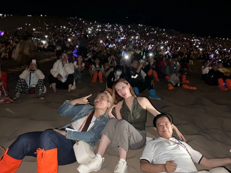 最后，王冰冰又與莫華倫躺在沙上聽(tīng)萬(wàn)人星空演唱會(huì)，她都直言今次敦煌之行滿足了。