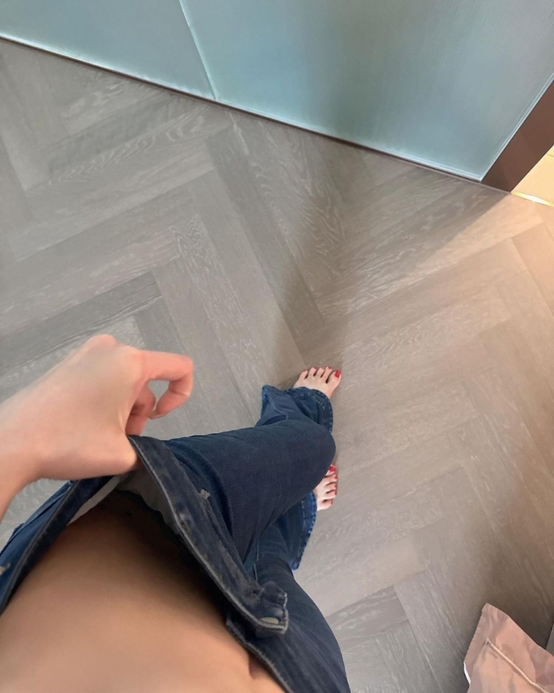 在另一張照片中，Cammi 為了展示自己打消脂針的威力，疑似半裸上陣，更將牛仔褲的褲頭拉開并從上往下拍，邪惡視角下疑似沒穿內(nèi)褲，完全不怕私密部位曝光，大尺度令人嘩然。