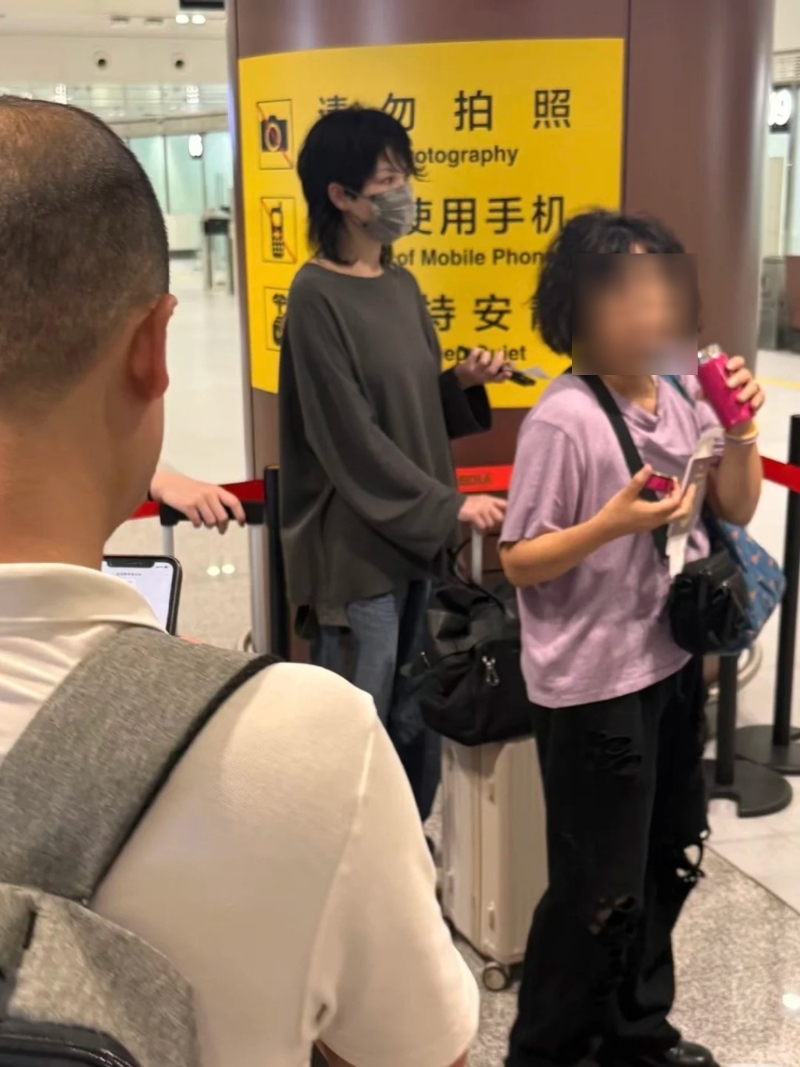 有網(wǎng)民在中秋節(jié)拍到王菲在機場出現(xiàn)。