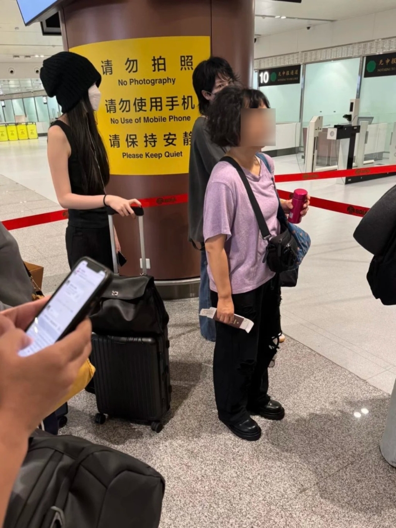 李嫣一身型格打扮，站在媽媽身旁已經(jīng)高過媽媽。