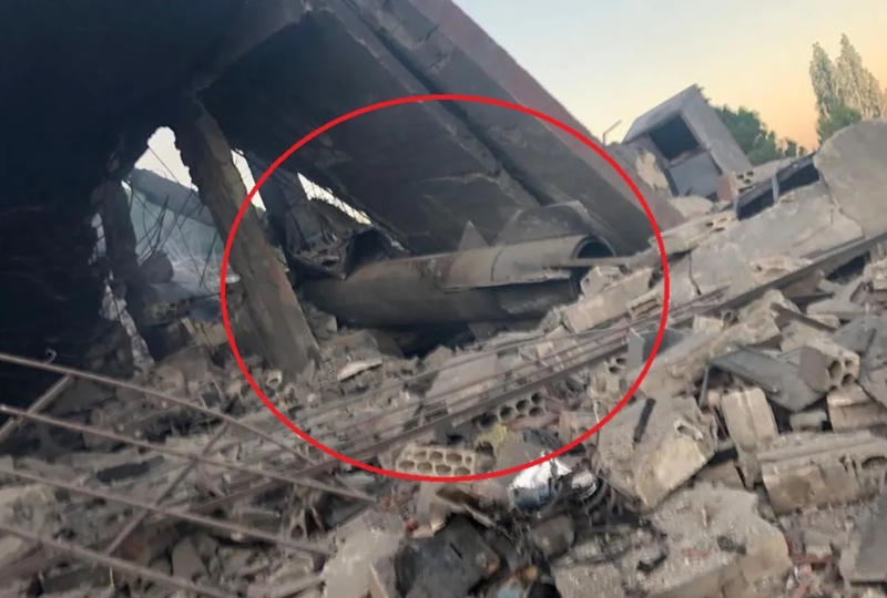 色列轟炸黎巴嫩境內的可疑據(jù)點，在被炸塌的廢墟裡發(fā)現(xiàn)伊朗制的短程彈道導彈