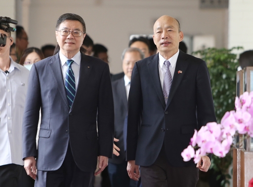 卓榮泰（左）上個會期開議前，拜會”韓國瑜（右）。