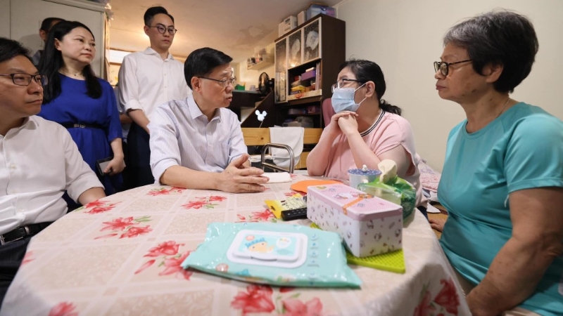 李家超家訪沙田殘疾人士及照顧者家庭