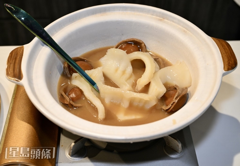 網(wǎng)鮑和花膠皇經(jīng)過多重烹調(diào)工序，才能做到香軟入味。