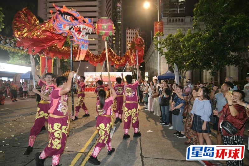 國(guó)慶中華龍獅大匯演」于中環(huán)舉行，吸引不少市民圍觀。