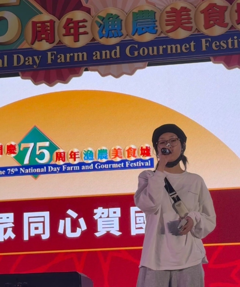 內(nèi)地女歌手梁玉瑩趕到為國慶日當(dāng)天演出彩排。