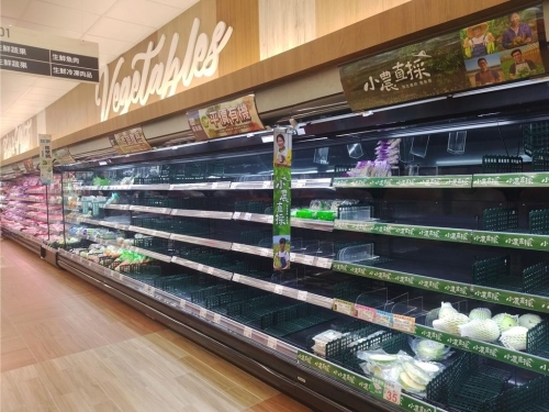 不少人一早到連鎖超市買菜，發(fā)現(xiàn)貨架上的青菜、泡面等都被掃光。