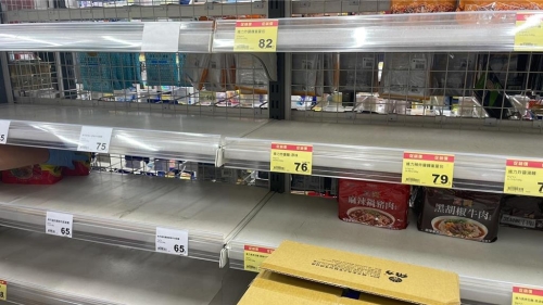 不少人一早到連鎖超市買菜，發(fā)現(xiàn)貨架被掃光。