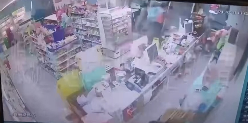 某間超商店員本想撐住玻璃門，卻連門一同被強風吹飛。（圖／翻攝自臉書「爆料公社」）