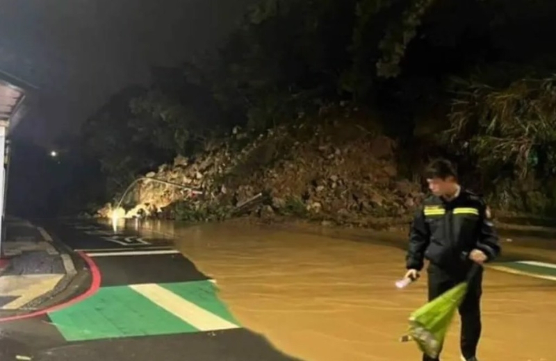 基隆新豐街海中天社區(qū)旁大規(guī)模走山，多輛汽機(jī)車遭埋。(翻攝基隆人臉書社團(tuán))