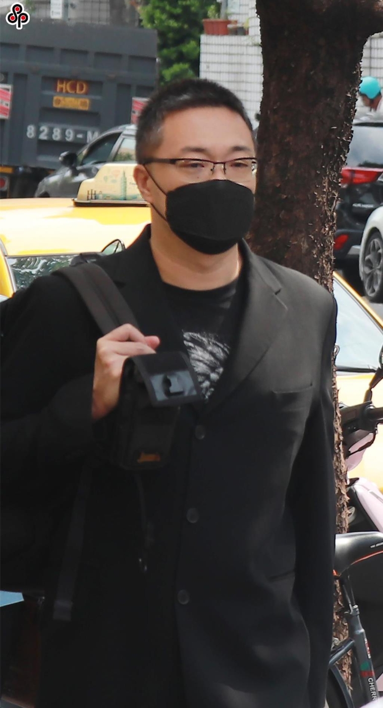 名嘴朱學(xué)恒強吻臺北市議員鐘沛君，被依強制猥褻罪起訴