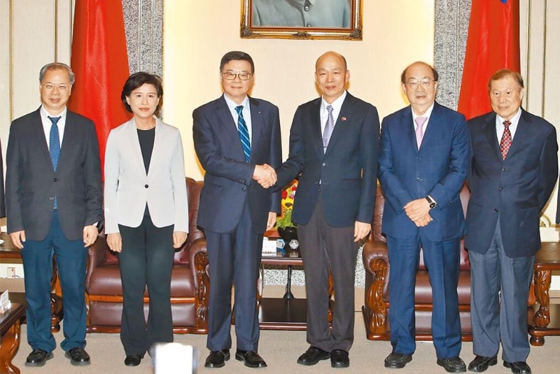 原訂4日由“立法院長”韓國瑜作東的朝野和解飯，因臺風(fēng)擾局決延期。圖為“行政院長”卓榮泰（左三）拜會韓國瑜（右三）。