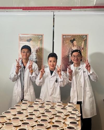 近日汪明荃竟然在社交平臺分享自己“轉行”斟咖啡。