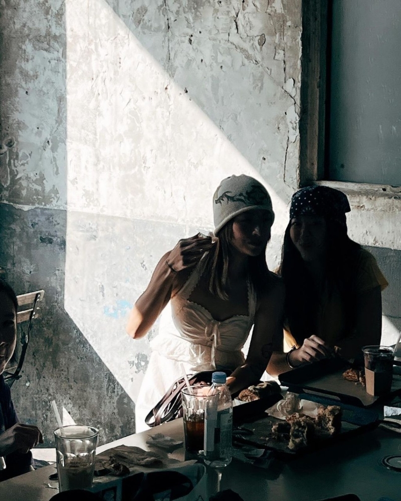 4日陳康堤踏入20歲生日，而徐濠縈就在IG上激罕分享多張囡囡的照片，陳康堤樣貌身形都獲網(wǎng)民大贊比媽媽更勝一籌！