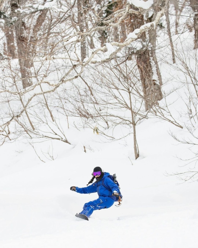 陳康堤穿上一身藍色滑雪服，在雪白的滑雪道上自由舞動，滑行時的轉(zhuǎn)彎動作顯得十分輕松自如。
