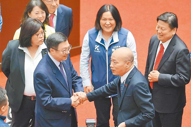 韓國(guó)瑜原擬在4日邀朝野黨團(tuán)吃“和解飯”，不過(guò)受到臺(tái)風(fēng)山陀兒影響，“行政院”認(rèn)為救災(zāi)第一，決定取消4日餐會(huì)。