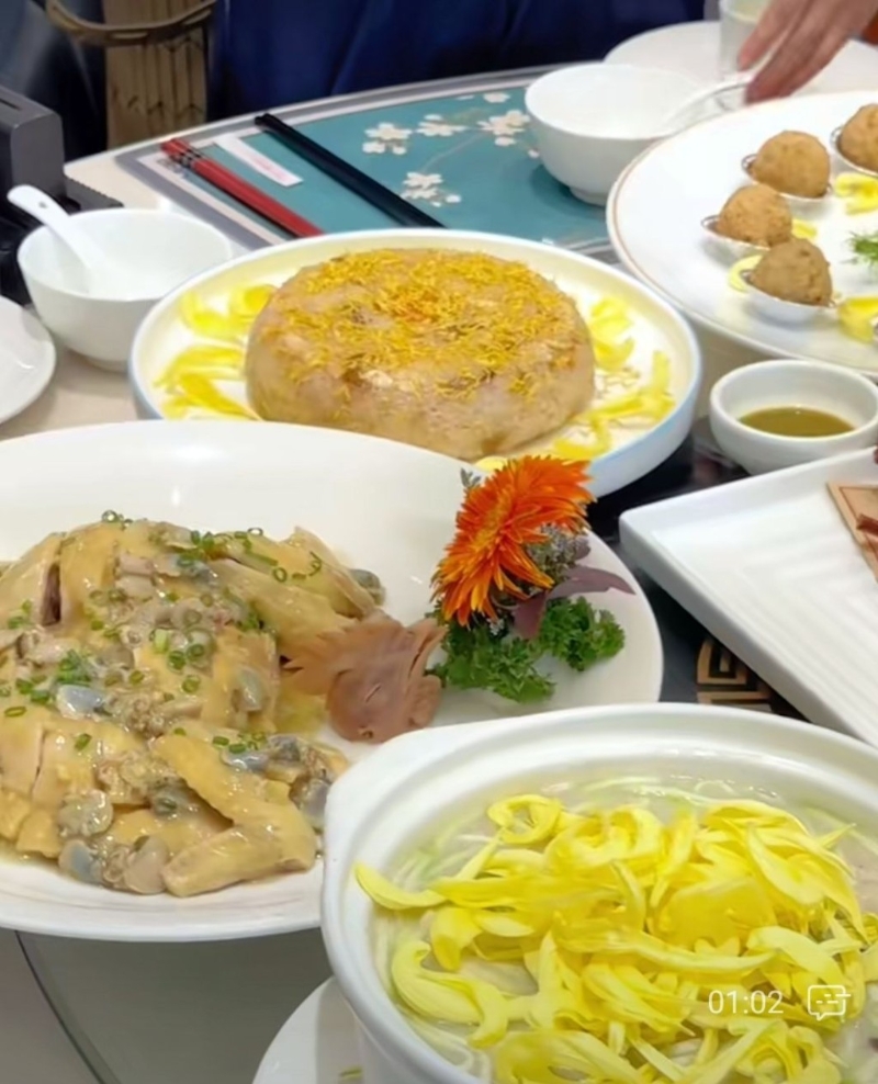 小欖公飯店央視更連續(xù)第3年到店拍攝小欖公鎮(zhèn)店招牌菜特色菊花宴。