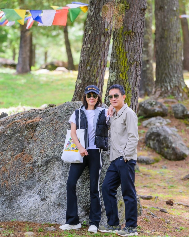 劉嘉玲日前在社交網(wǎng)貼出幾張照片，并簡單寫上“16年后”，照片中所見，劉嘉玲將手搭在梁朝偉的肩上，一向“社恐”的梁朝偉雙手插袋淡淡一笑。